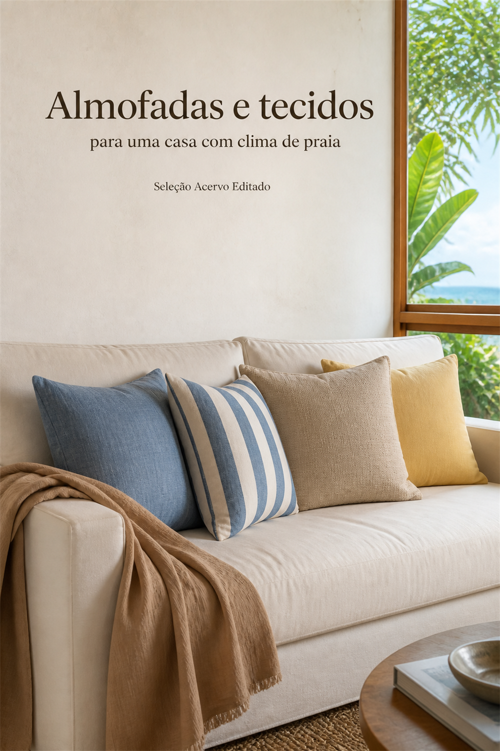 Sofá claro com almofadas em azul, areia e amarelo suave