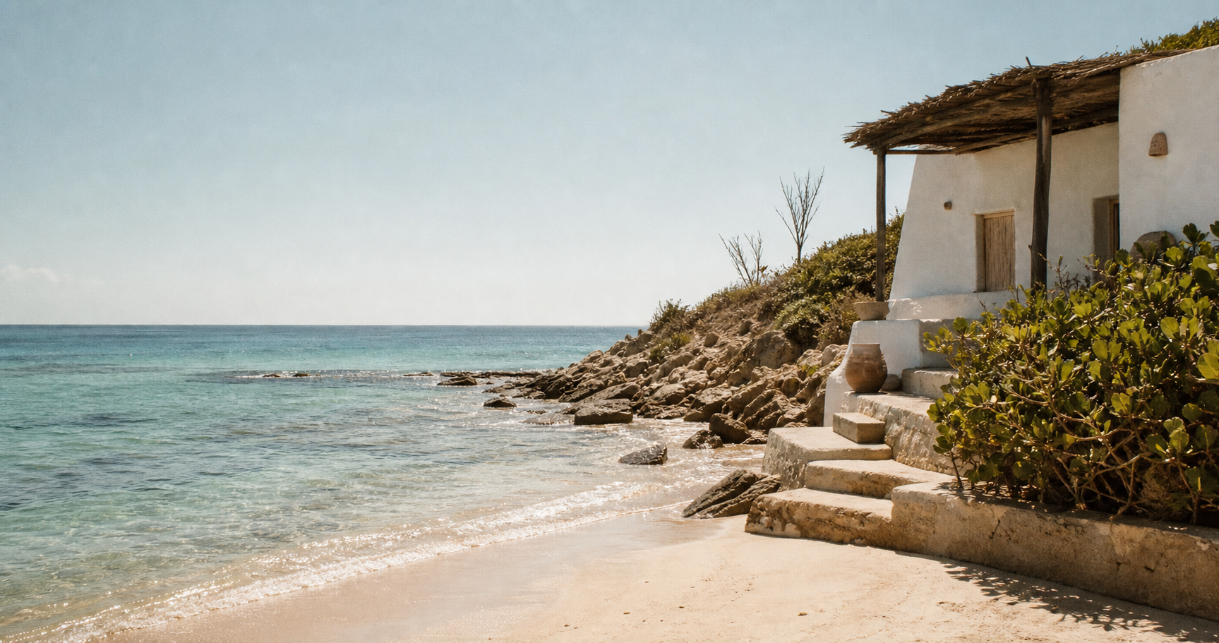 Mar azul-esverdeado, areia clara e arquitetura artesanal no litoral brasileiro